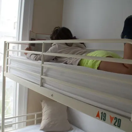 Royalty Albergue Hostel *