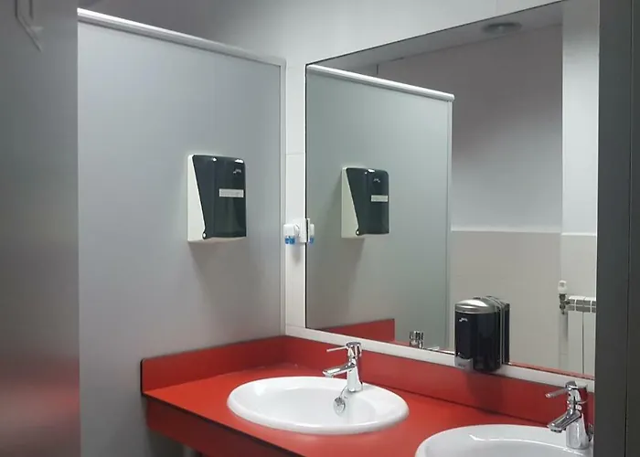 Royalty Albergue Hostal *